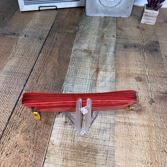 Fossil red leather heart zip around wallet womens. - Picture 4 of 11